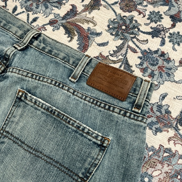 Vintage 2000’s Tommy Hilfiger Men's Light Blue Distressed Jeans - Picture 5 of 8